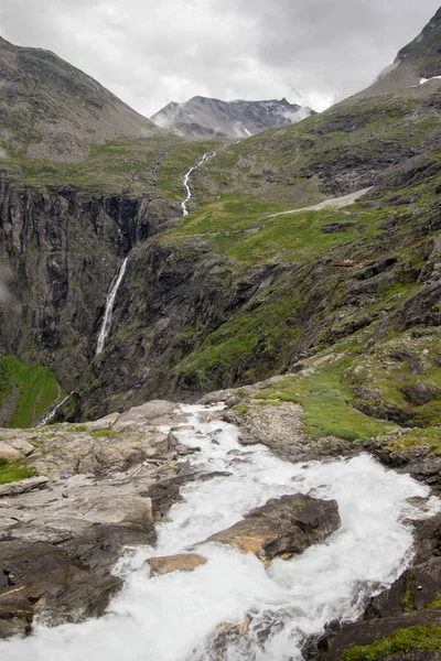 在寒冷的夏天戏剧性挪威景观 — 图库照片
