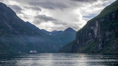 Dramatik fiyort manzara Norveç'te