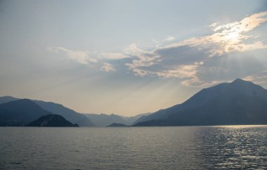 Varenna lago Como günbatımı üzerinde