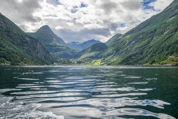 Krajobraz dramatyczne fiord w Norwegii — Zdjęcie stockowe