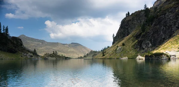 アルプスの山のロマンチックな湖 ロイヤリティフリーのストック画像