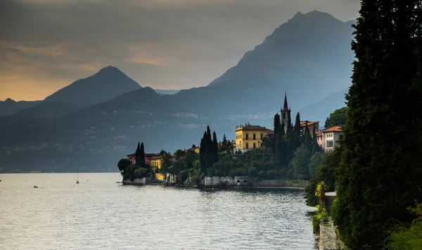 Varenna sur le lac de Côme coucher de soleil — Photo