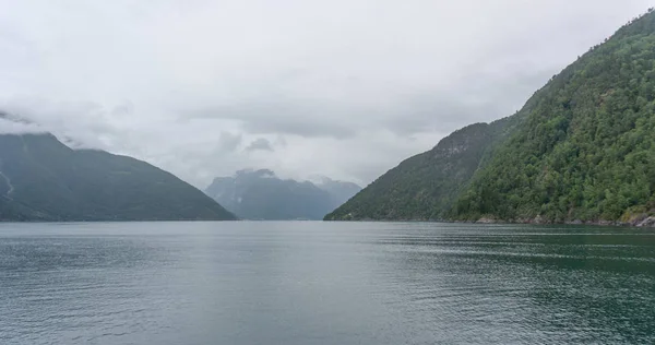 Norveç Fiyordu içinde seyahat — Stok fotoğraf