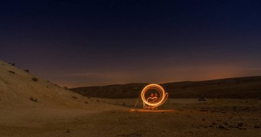 Işık gece çölde paining