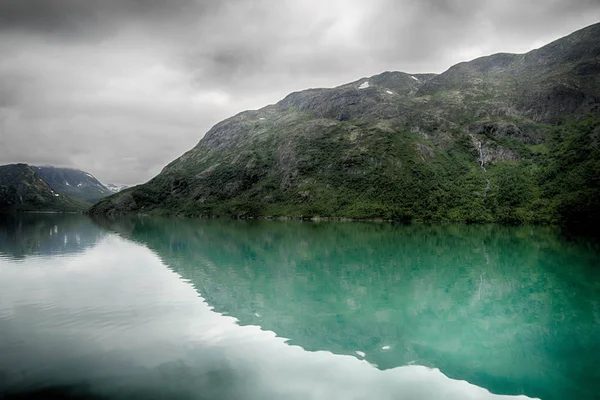 Ландшафт відображення озера в Європі — стокове фото