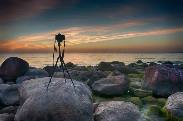 Bir deniz kenarında tripod üzerinde kamera