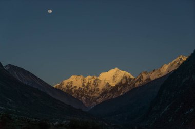Langtang Vadisi moonrise dağ üzerinde