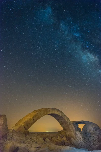 Vía Láctea y ruinas en Israel — Foto de Stock