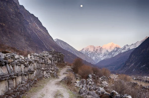 Langtang valle sorgere di luna sopra la montagna — Foto Stock