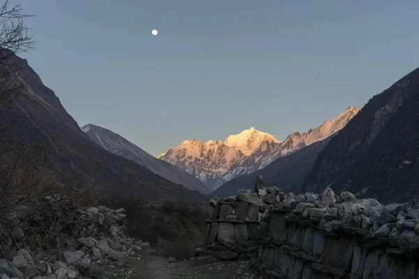 Langtang valle sorgere di luna sopra la montagna — Foto Stock
