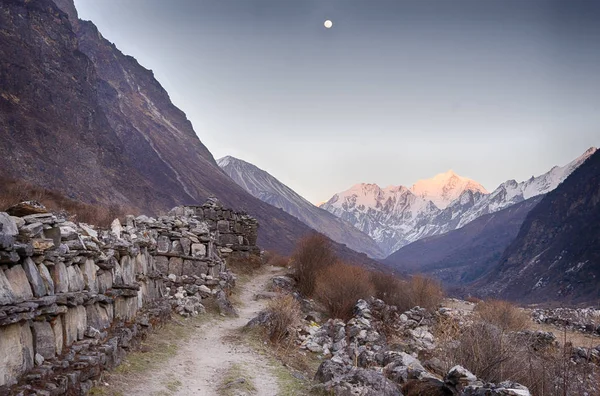Salida de la luna del valle de Langtang sobre la montaña — Foto de Stock