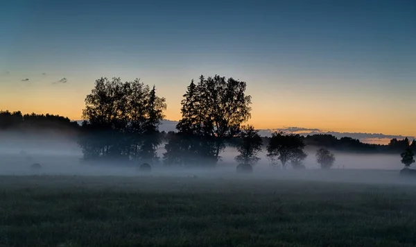 Niebla nocturna en el campo europeo — Foto de Stock