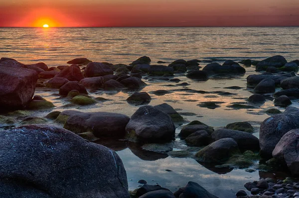 Pôr do sol colorido sobre o Mar Báltico — Fotografia de Stock