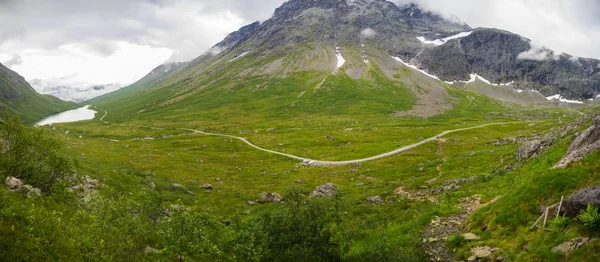 Dramatické norská krajina v chladné léto — Stock fotografie