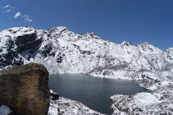 Lagos Gosaikunda en Nepal turismo de trekking —  Fotos de Stock