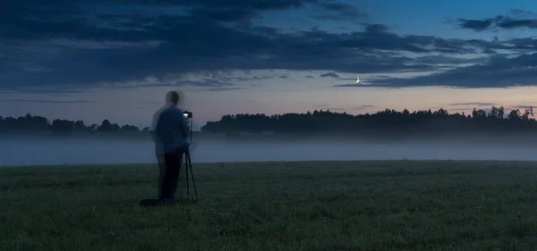 Fotograf w polu mgła — Zdjęcie stockowe