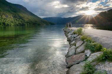 Norveç Fiyordu içinde seyahat