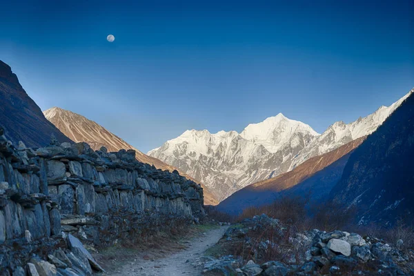 Salida de la luna del valle de Langtang sobre la montaña — Foto de Stock