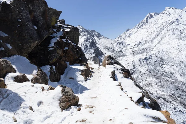 Montanhas de neve pico no Nepal Himalaia — Fotografia de Stock