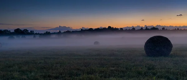 Mgła wieczorem w dziedzinie europejskiego — Zdjęcie stockowe