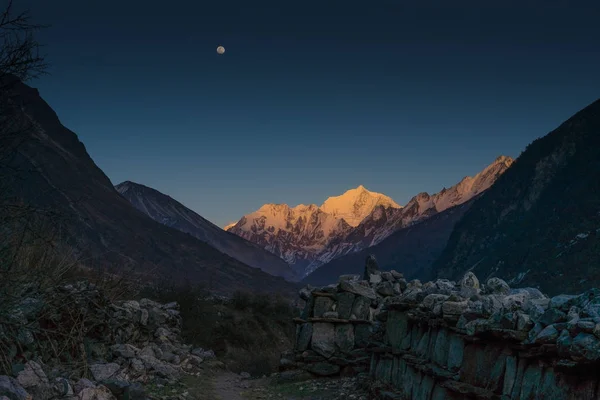 Langtang valley moonrise over mountain — Stock Photo, Image