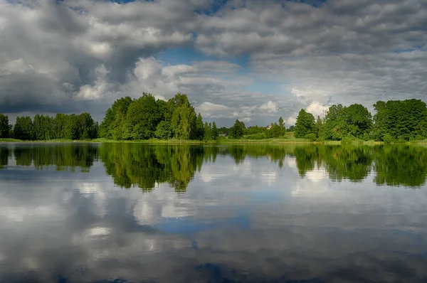 Refleksje w jeziorze z drzewa i niebo — Zdjęcie stockowe