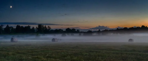 Mgła wieczorem w dziedzinie europejskiego — Zdjęcie stockowe