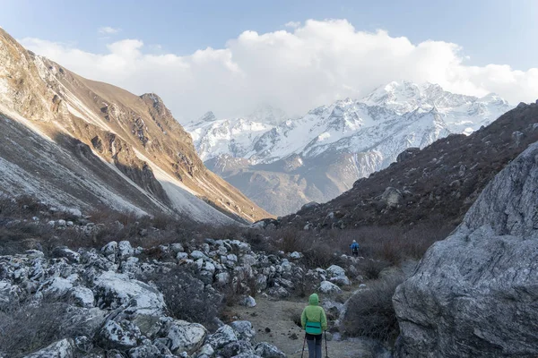 Turistas himing en trek de Nepal — Foto de Stock
