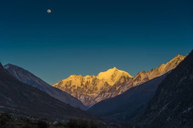 Langtang Vadisi moonrise dağ üzerinde