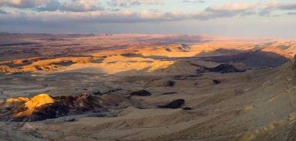 Trekking in Negev dramatic stone desert, Israel — Stock Photo, Image