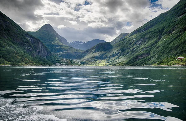 Paisagem dramática de fiordes na Noruega — Fotografia de Stock