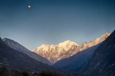 Ay ve duvar yobaz Nepal trek içinde