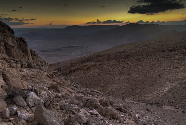 Похід в драматичних кам'яних пустелі Неґев, Ізраїль — стокове фото