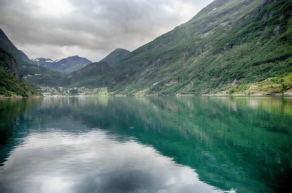 Krajina dramatické fjord v Norsku — Stock fotografie