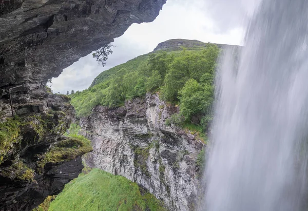 Vue sur la cascade en Norvège voyage d'été — Photo