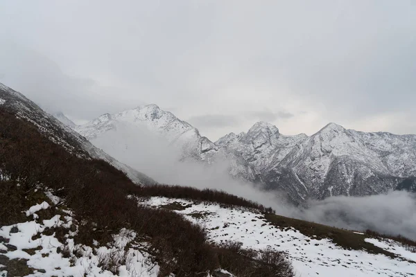 Montanhas de neve pico no Nepal Himalaia — Fotografia de Stock