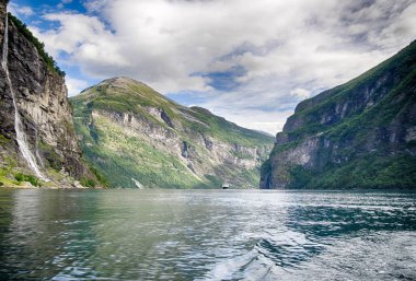 Dramatik fiyort manzara Norveç'te