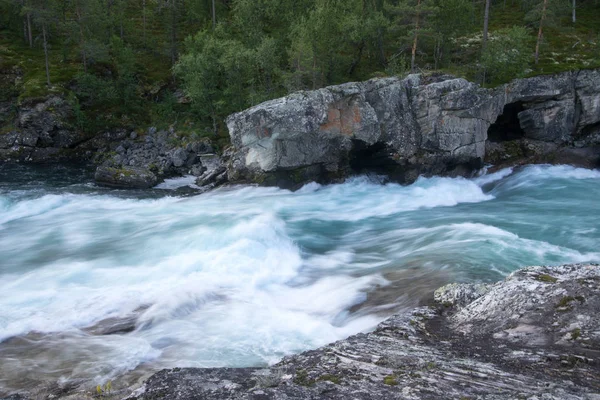 Horská řeka v Norsku letní výlet — Stock fotografie