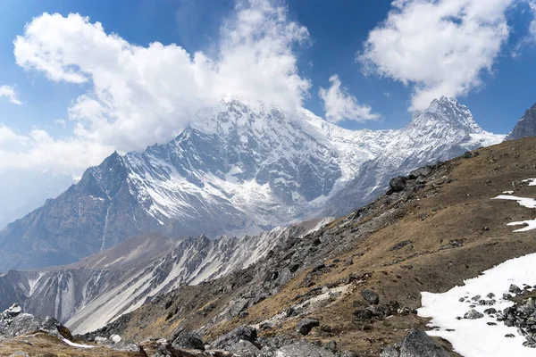 Trekking Nas Montanhas Himalaia Com Picos Neve — Fotografia de Stock