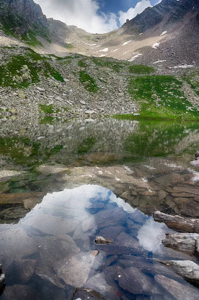 Montanha lago reflexão em alpes italianos — Fotografia de Stock