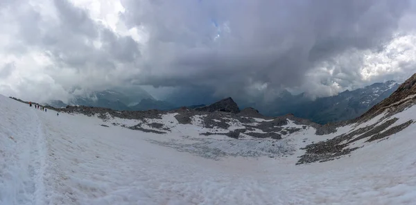 Yüksek Alpler dağ turizminde Alp yürüyüşü — Stok fotoğraf
