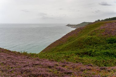 Heather Fields romantik yolculukta Cap Frehel 'de