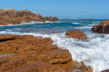 Zırhlı kıyılarda yürüyüş yapmak.