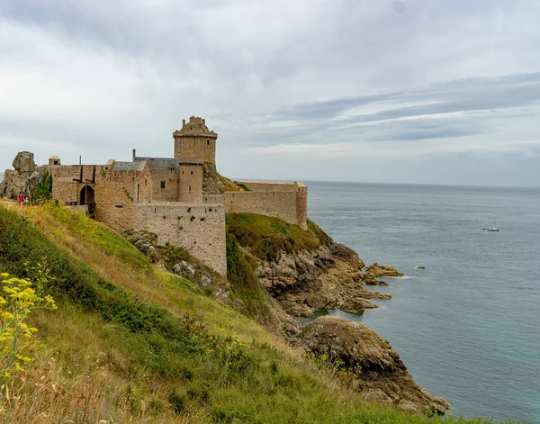 Castelo em uma costa do mar de Britanny francês — Fotografia de Stock