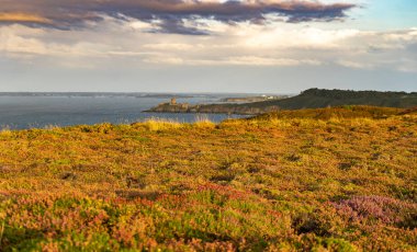 Heather Fields romantik yolculukta Cap Frehel 'de