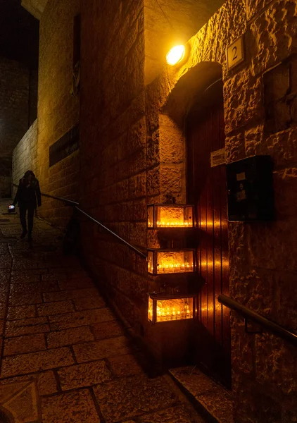 Chanuka luci sulla vecchia strada della città jerusalem — Foto Stock