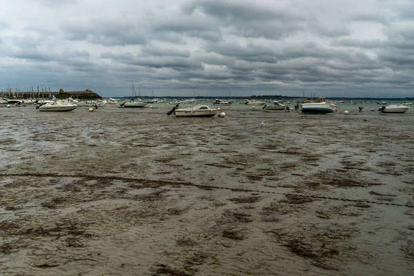 Yazın Fransa Nın Deniz Kıyısında Gelgit Sırasında Deniz Yatlar — Stok fotoğraf