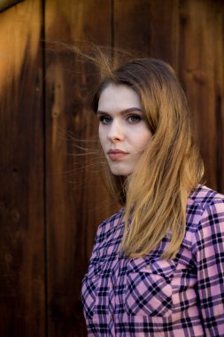 ahşap arka plan üzerinde bir kız portresi