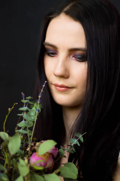 Hermosa joven con un ramo de flores —  Fotos de Stock