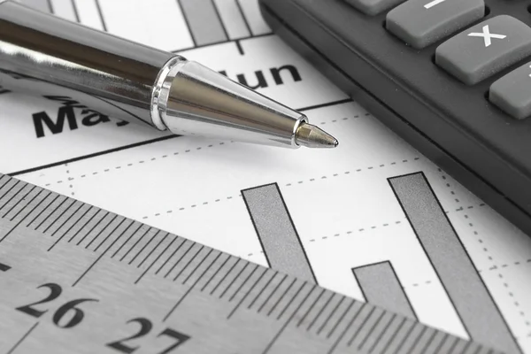 Fundo de negócios com gráfico, caneta, régua e calculadora — Fotografia de Stock